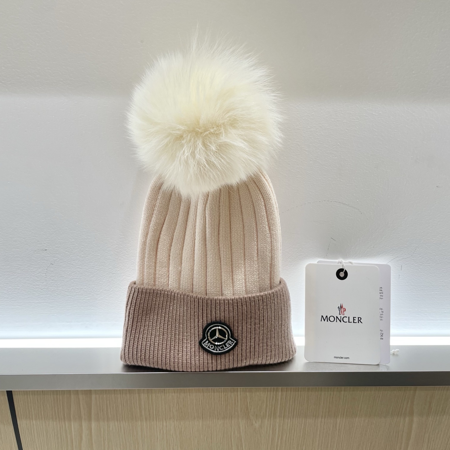  蒙口MONCLER狐狸毛球针织毛线帽
超经典不过时的一款秋冬冷帽🥶
懂货的小姐姐必入款，帽型质量市场都