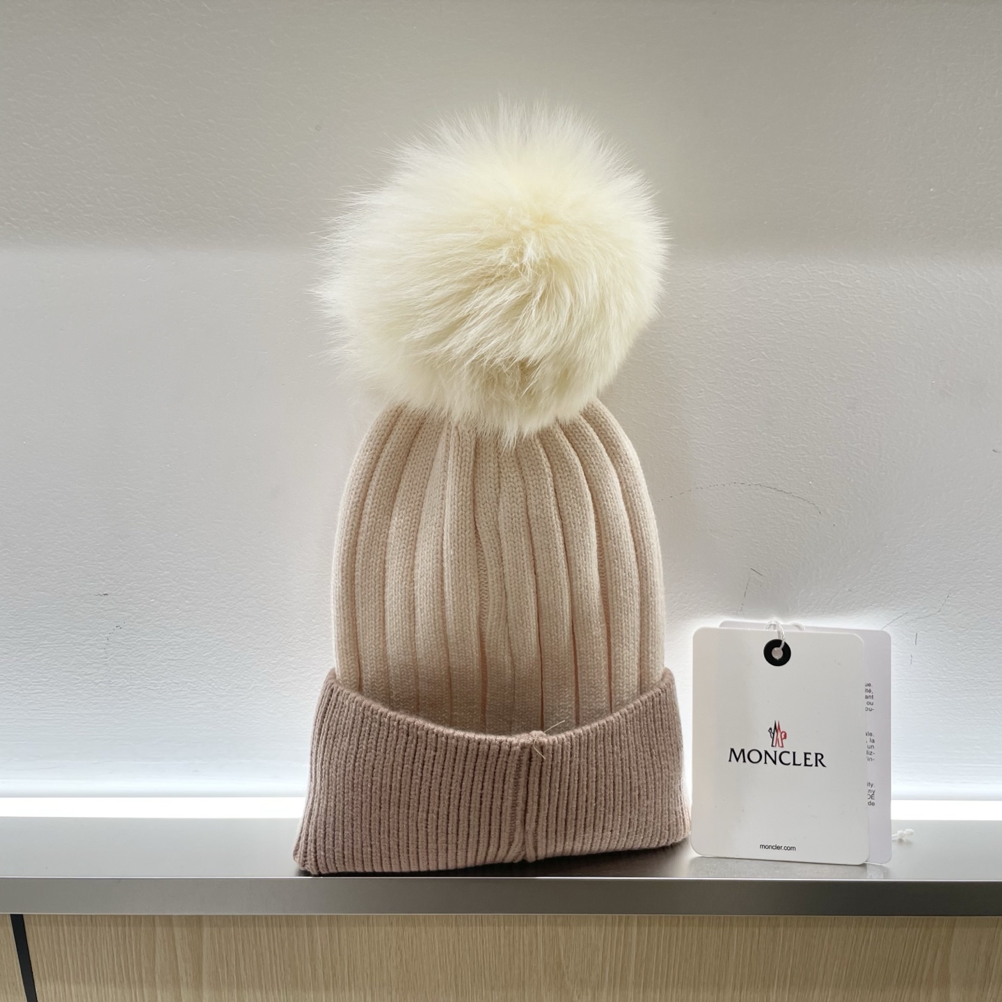  蒙口MONCLER狐狸毛球针织毛线帽
超经典不过时的一款秋冬冷帽🥶
懂货的小姐姐必入款，帽型质量市场都