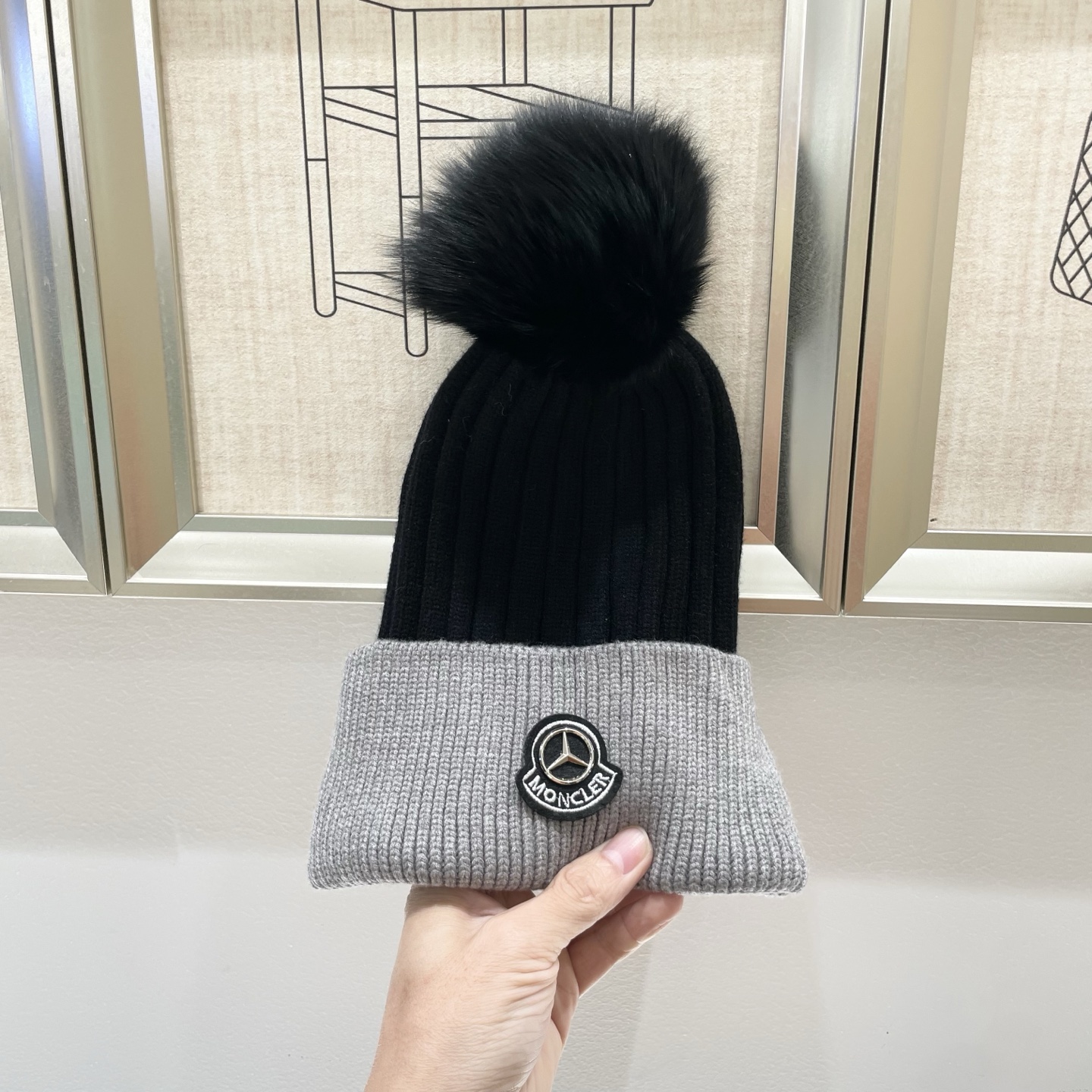  蒙口MONCLER狐狸毛球针织毛线帽
超经典不过时的一款秋冬冷帽🥶
懂货的小姐姐必入款，帽型质量市场都