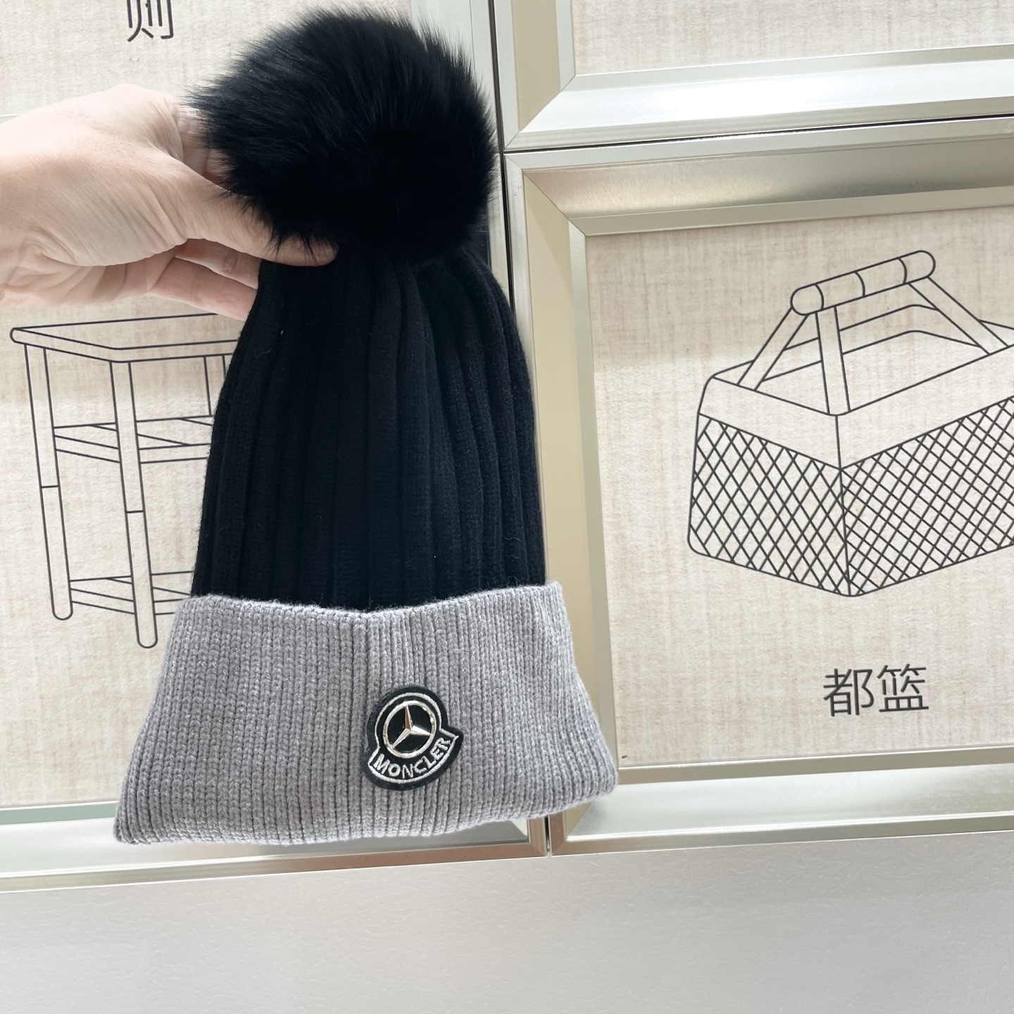  蒙口MONCLER狐狸毛球针织毛线帽
超经典不过时的一款秋冬冷帽🥶
懂货的小姐姐必入款，帽型质量市场都