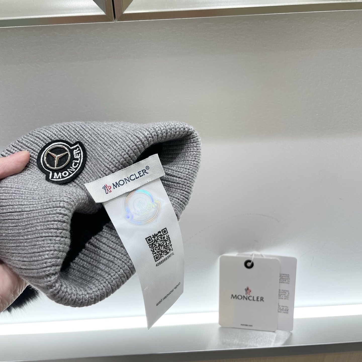  蒙口MONCLER狐狸毛球针织毛线帽
超经典不过时的一款秋冬冷帽🥶
懂货的小姐姐必入款，帽型质量市场都