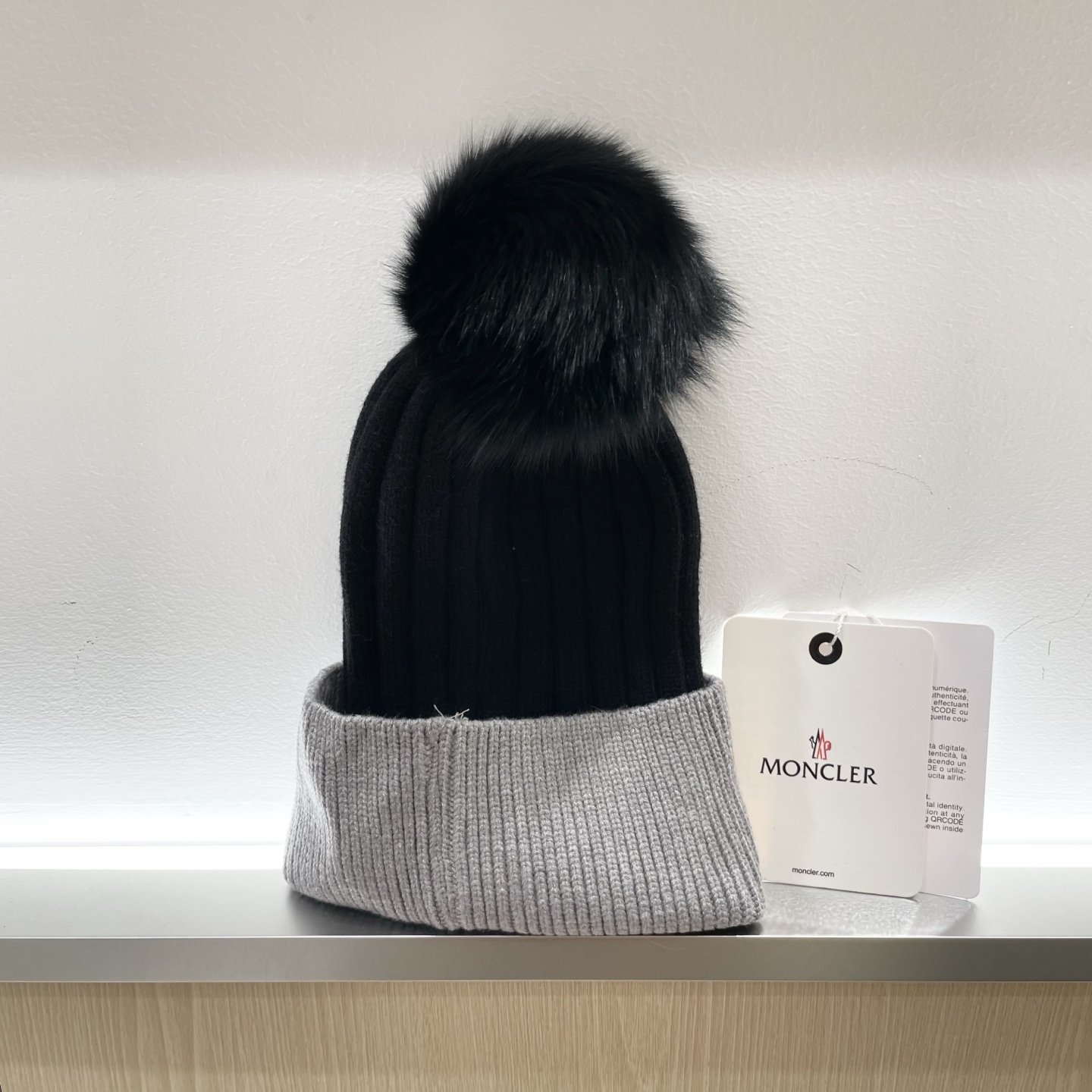  蒙口MONCLER狐狸毛球针织毛线帽
超经典不过时的一款秋冬冷帽🥶
懂货的小姐姐必入款，帽型质量市场都