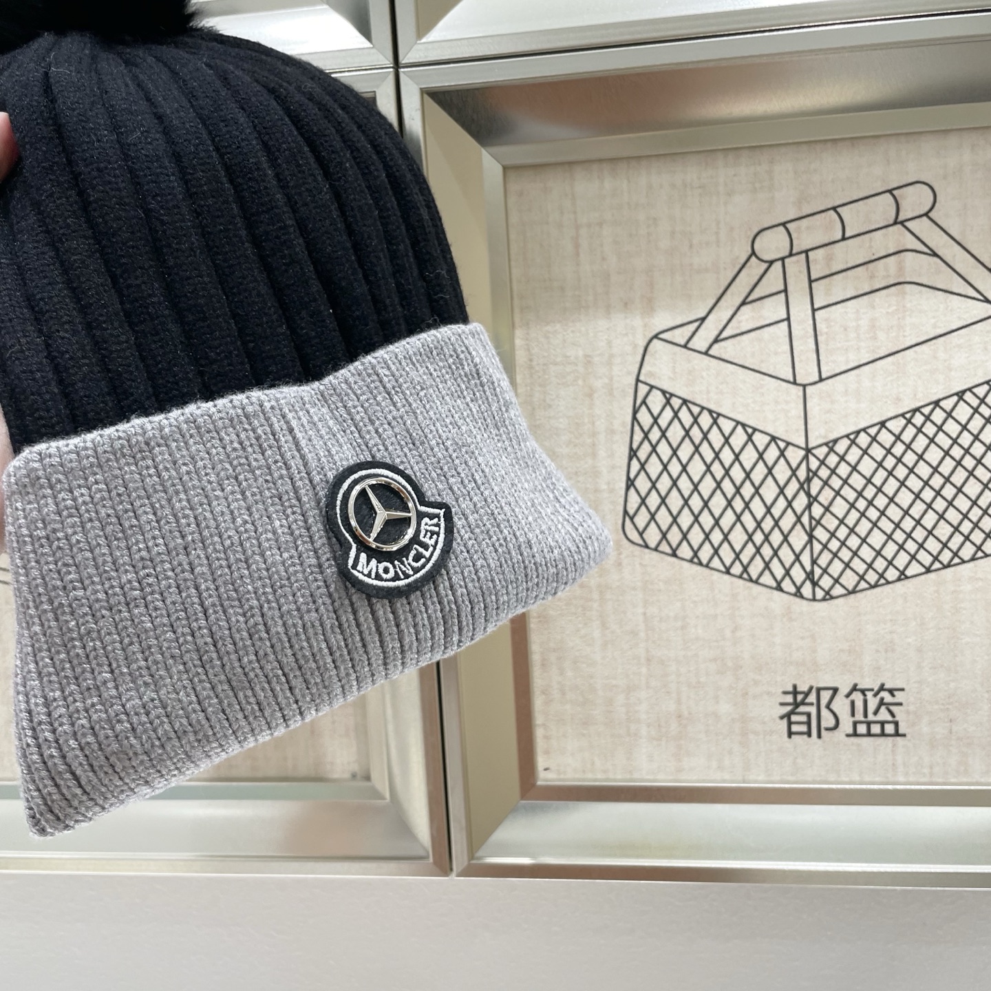  蒙口MONCLER狐狸毛球针织毛线帽
超经典不过时的一款秋冬冷帽🥶
懂货的小姐姐必入款，帽型质量市场都