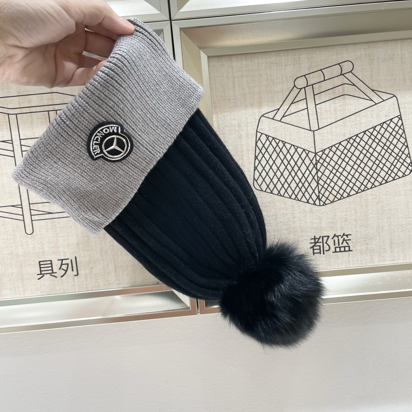  蒙口MONCLER狐狸毛球针织毛线帽
超经典不过时的一款秋冬冷帽🥶
懂货的小姐姐必入款，帽型质量市场都