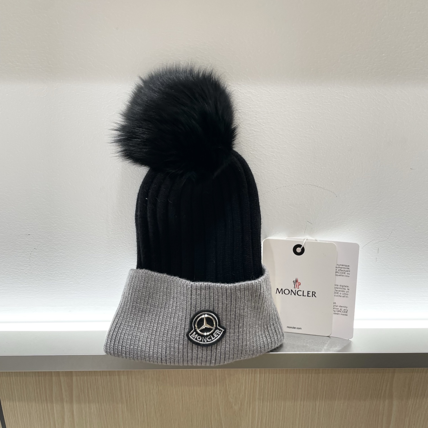 NO:541631,MONCLER Fox wool ball knitted wool hat with a classic and outdated autumn and winter cold hat. A must-have for young ladies who know the goods. There are many versions of the hat-type quality market. Only this one has always stood firm and looks really good on the top. The hat body is not cut corners at all, and the texture is good!  Don’t be greedy for cheap prices. If you can’t get this product for dozens of dollars, I really recommend it!  Hat Fisherman Hat Baseball Hat Knitted Hats, Hats, Moncler, espadrilles, hats19860909蒙口MONCLER狐狸毛球针织毛线帽 超经典不过时的一款秋冬冷帽 懂货的小姐姐必入款,帽型质量市场都有超多版本 唯有这款一直屹立不倒,上头真心好看,帽身一点都不偷工减料,质感嘎嘎的好！不要贪便宜,几十块的你拿不到这个货,真心推荐！帽子渔夫帽棒球帽针织帽,帽子,Moncler,espadrilles,hats,hat