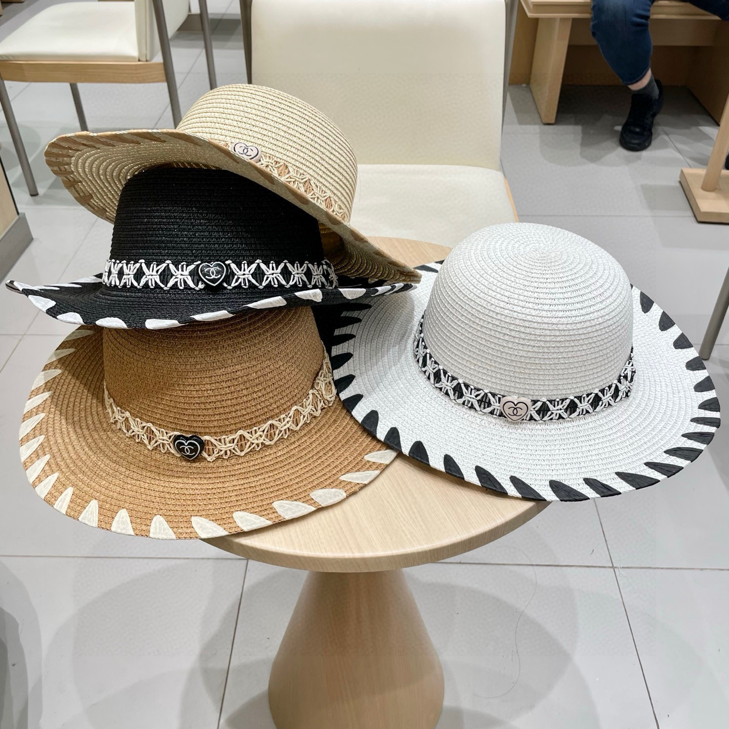 【Chanel香奈儿】2025新款山茶花拼色编织草帽，度假休闲必备，优雅大方的一款