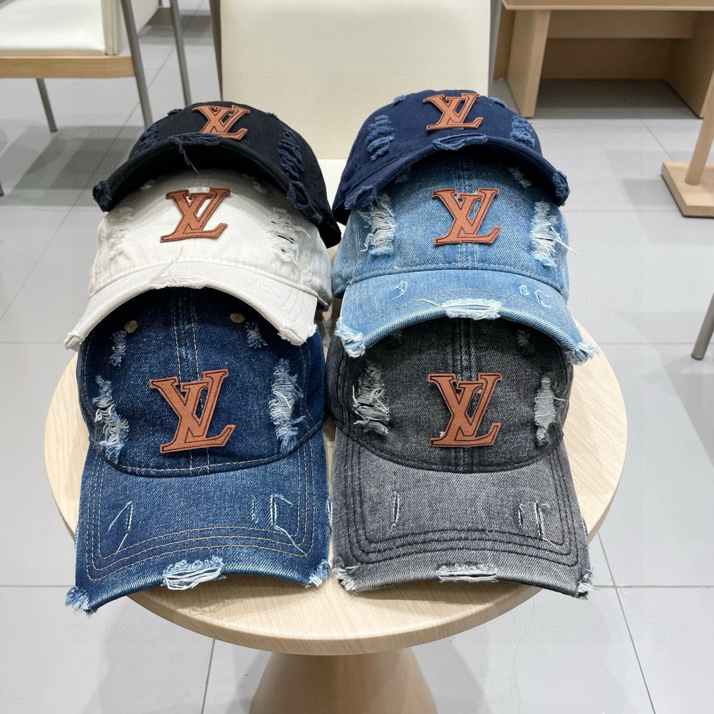 🧢路易威登棒球帽 LouisVuitton😍新款LV棒球帽，重工打造♥️高端大气，百搭款🤗男女通用！跑量