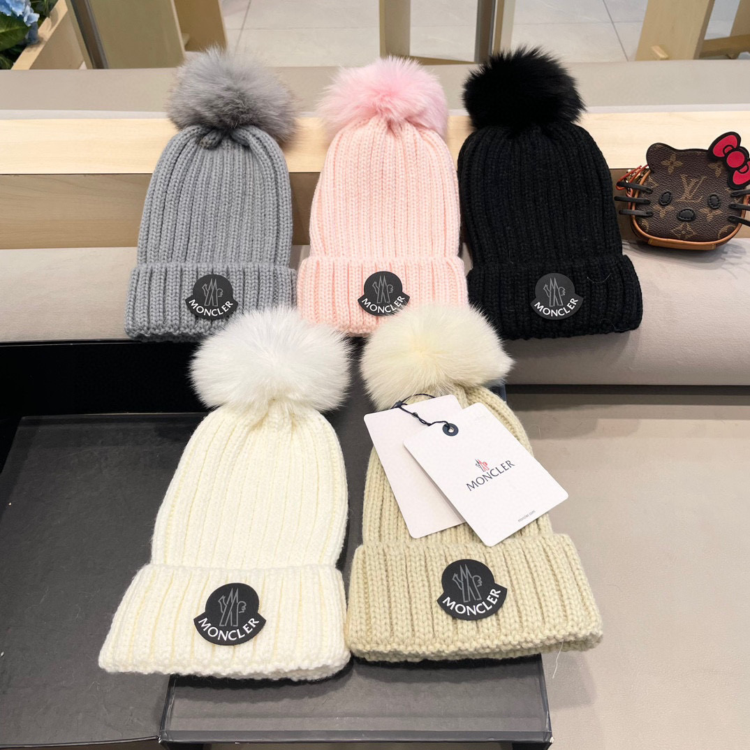  Moncler蒙口👒新意拼色款，简约大气毛线针织帽，狐狸毛球，保暖舒适，质量超好哦，非常减龄👍