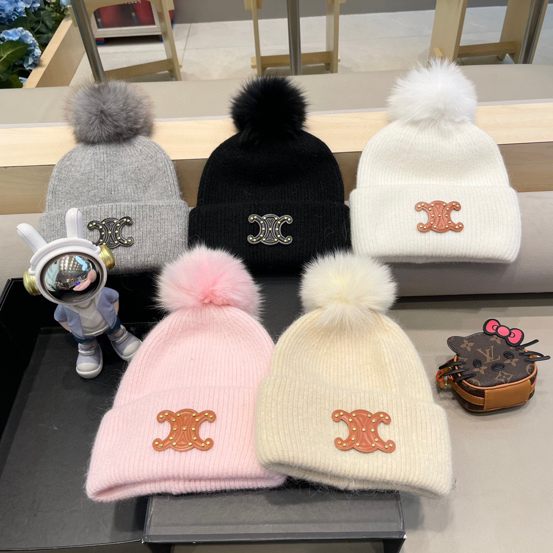  CELINE塞琳带球针织毛线帽！小姐姐的冬日最爱～随便搭配什么衣服都好看！又减龄又显可爱的一款～颜色很