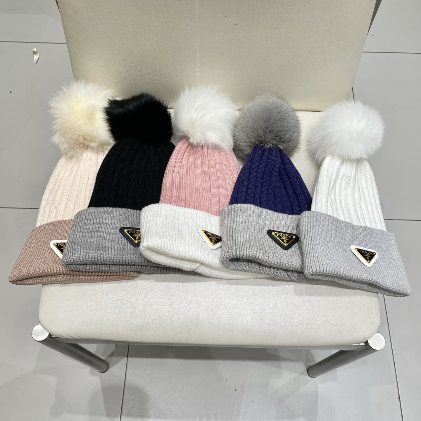  🧢普拉达PRADA👒 秋冬新款配狐狸毛球专柜针织毛线帽，超火爆💖质感一流，出街超好搭配！减龄神器