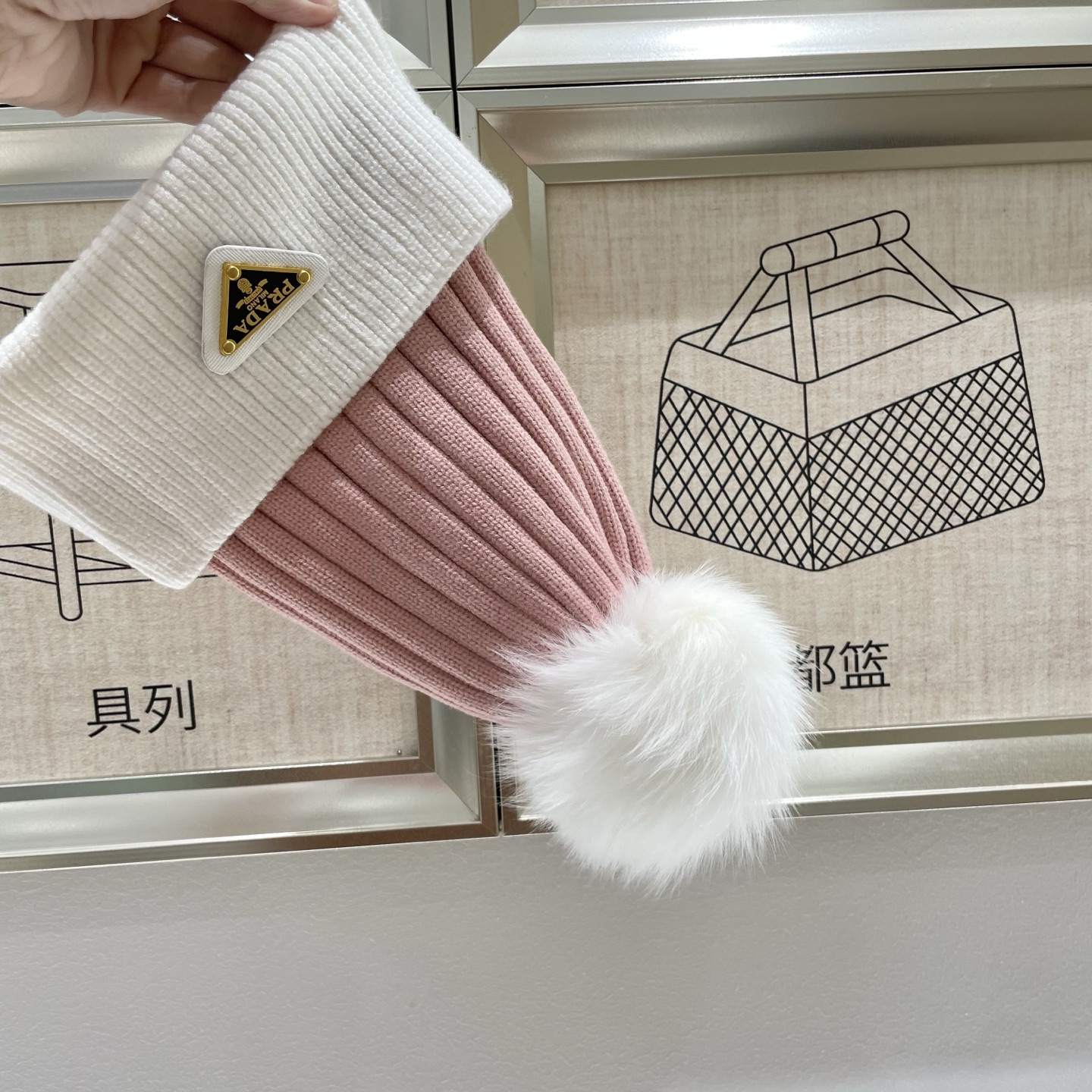  🧢普拉达PRADA👒 秋冬新款配狐狸毛球专柜针织毛线帽，超火爆💖质感一流，出街超好搭配！减龄神器