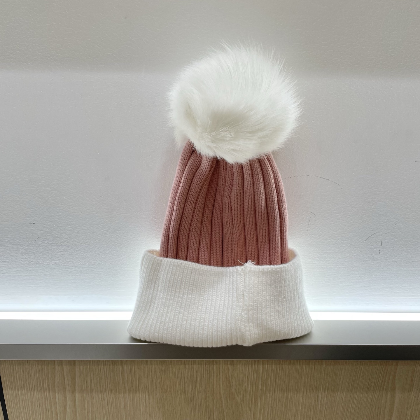  🧢普拉达PRADA👒 秋冬新款配狐狸毛球专柜针织毛线帽，超火爆💖质感一流，出街超好搭配！减龄神器