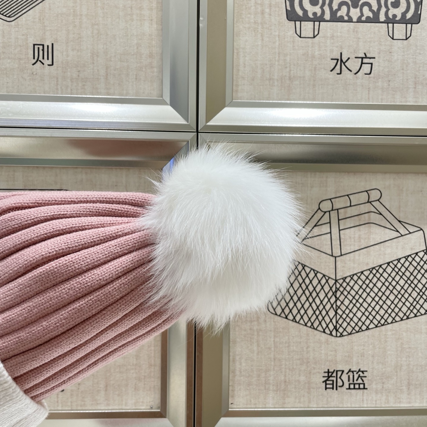  🧢普拉达PRADA👒 秋冬新款配狐狸毛球专柜针织毛线帽，超火爆💖质感一流，出街超好搭配！减龄神器