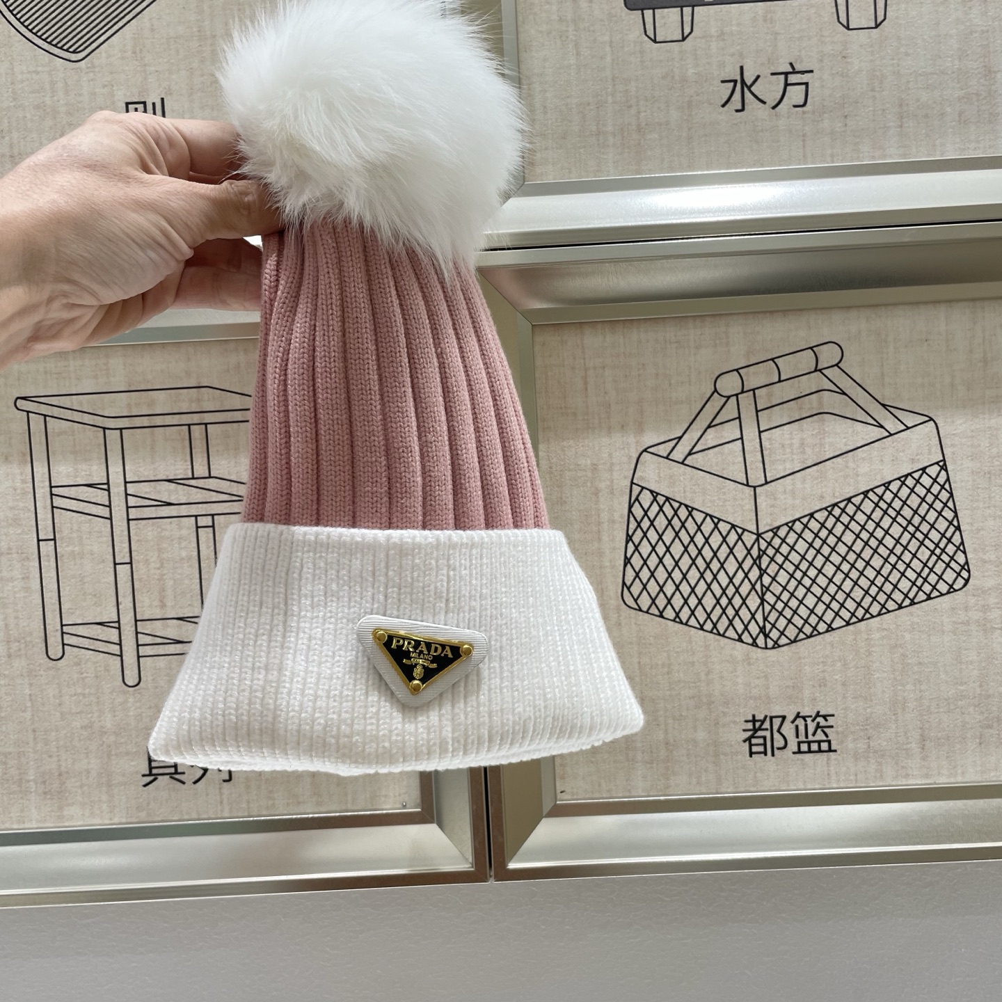  🧢普拉达PRADA👒 秋冬新款配狐狸毛球专柜针织毛线帽，超火爆💖质感一流，出街超好搭配！减龄神器
