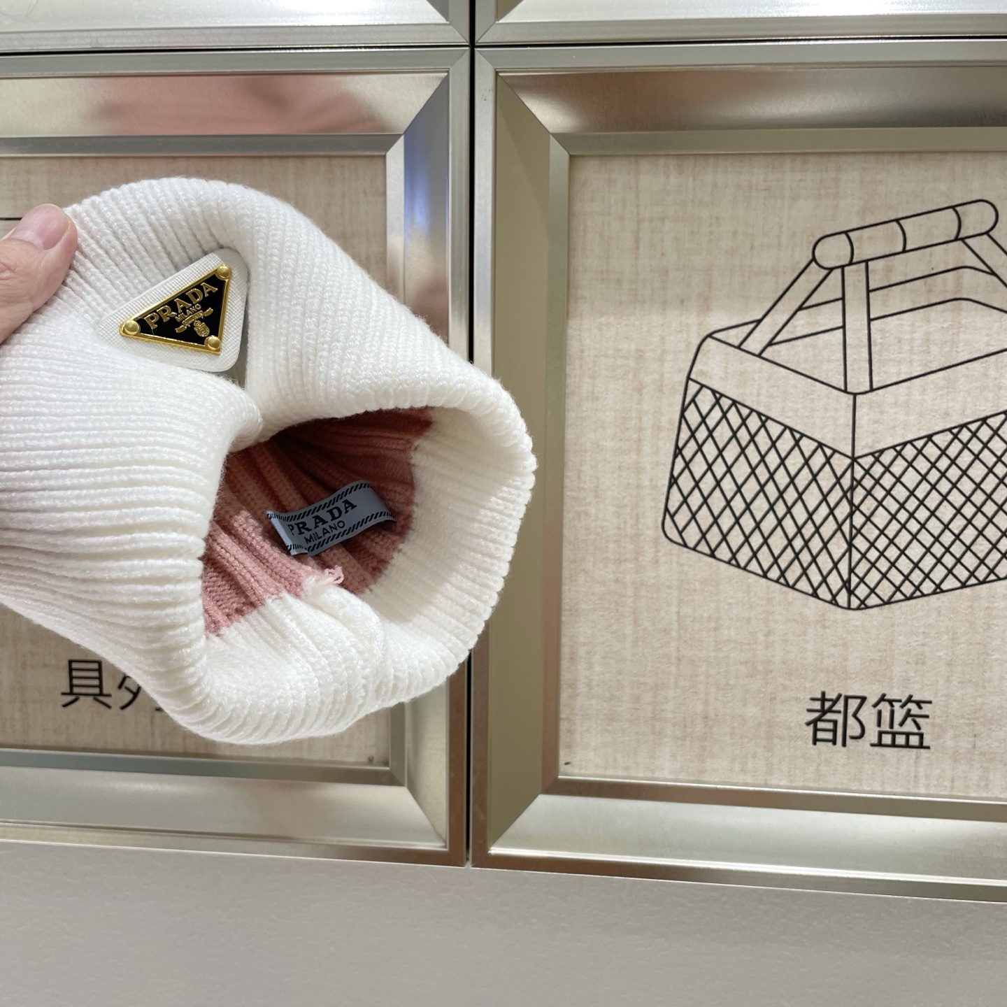  🧢普拉达PRADA👒 秋冬新款配狐狸毛球专柜针织毛线帽，超火爆💖质感一流，出街超好搭配！减龄神器