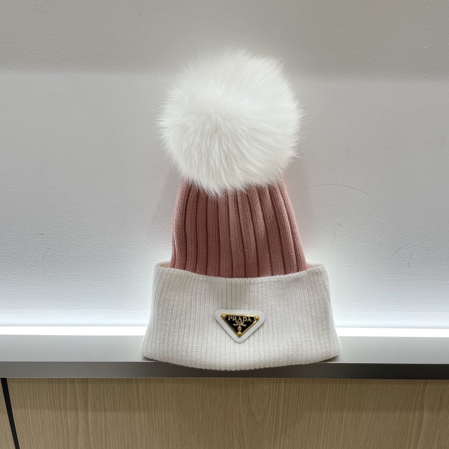  🧢普拉达PRADA👒 秋冬新款配狐狸毛球专柜针织毛线帽，超火爆💖质感一流，出街超好搭配！减龄神器