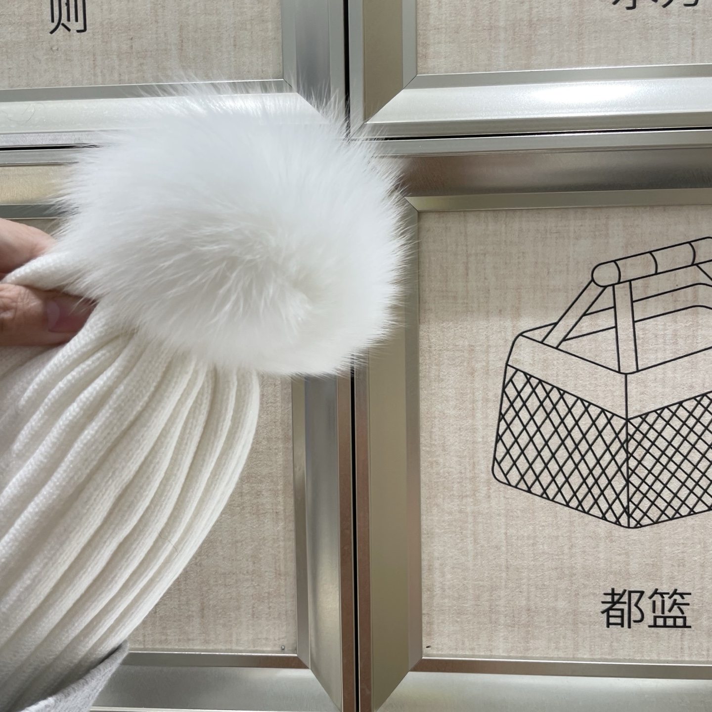  🧢普拉达PRADA👒 秋冬新款配狐狸毛球专柜针织毛线帽，超火爆💖质感一流，出街超好搭配！减龄神器