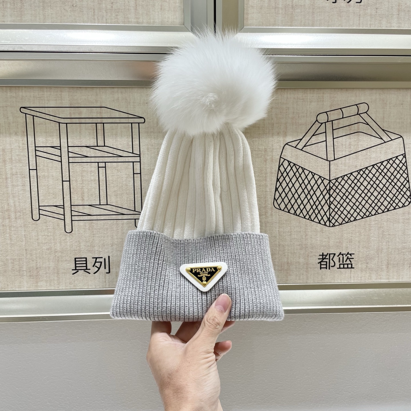  🧢普拉达PRADA👒 秋冬新款配狐狸毛球专柜针织毛线帽，超火爆💖质感一流，出街超好搭配！减龄神器