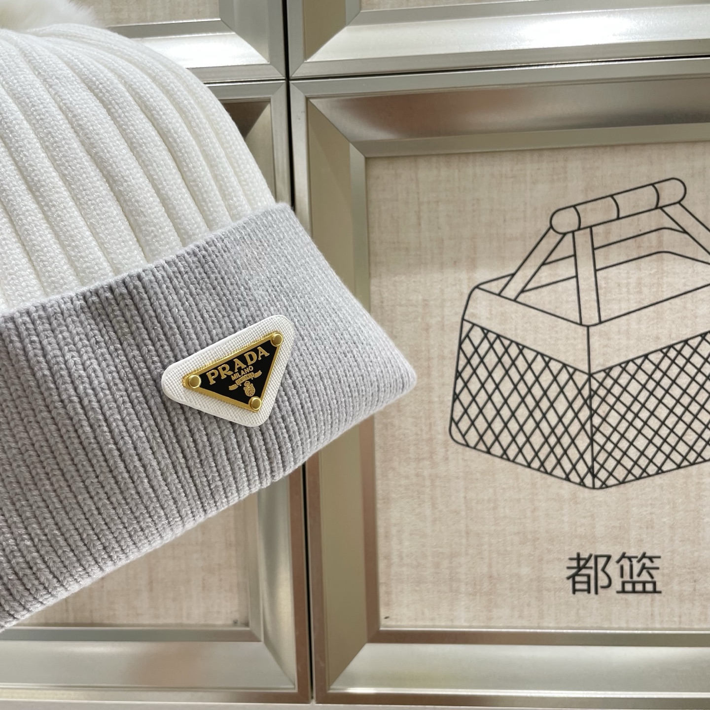  🧢普拉达PRADA👒 秋冬新款配狐狸毛球专柜针织毛线帽，超火爆💖质感一流，出街超好搭配！减龄神器