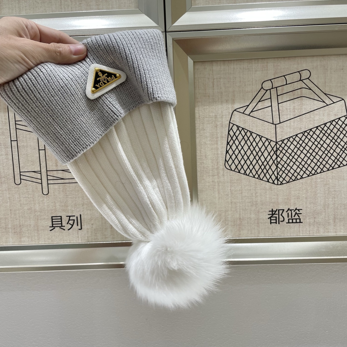  🧢普拉达PRADA👒 秋冬新款配狐狸毛球专柜针织毛线帽，超火爆💖质感一流，出街超好搭配！减龄神器