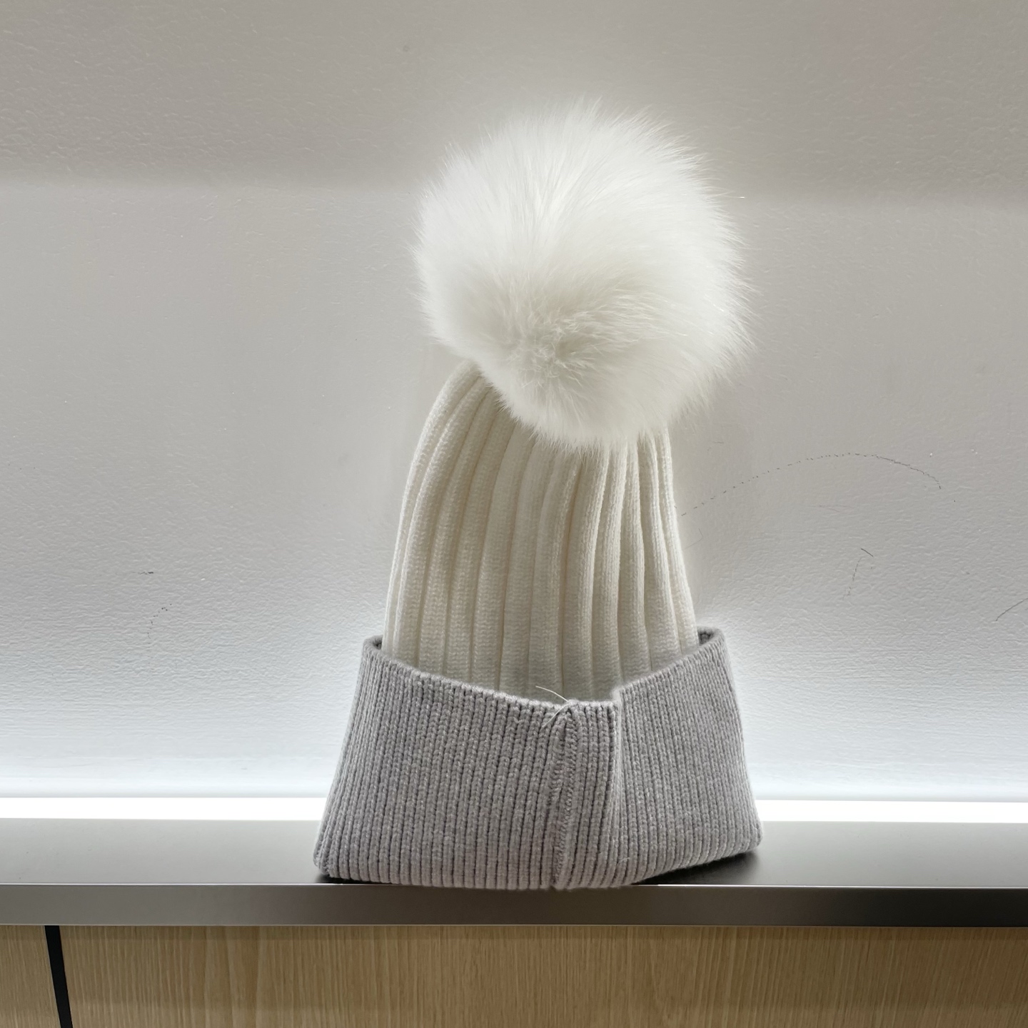  🧢普拉达PRADA👒 秋冬新款配狐狸毛球专柜针织毛线帽，超火爆💖质感一流，出街超好搭配！减龄神器