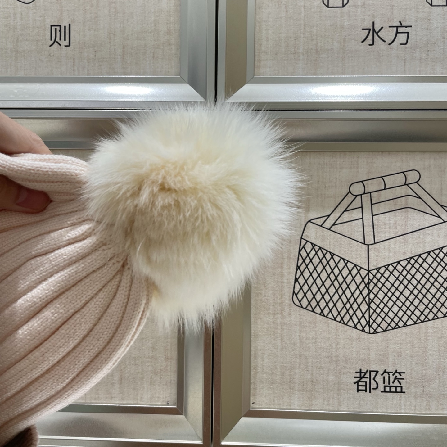  🧢普拉达PRADA👒 秋冬新款配狐狸毛球专柜针织毛线帽，超火爆💖质感一流，出街超好搭配！减龄神器