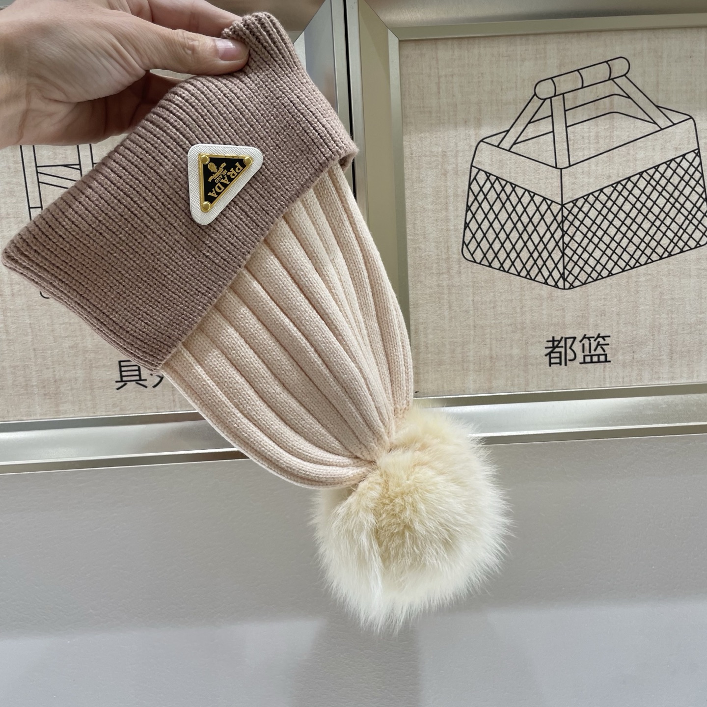  🧢普拉达PRADA👒 秋冬新款配狐狸毛球专柜针织毛线帽，超火爆💖质感一流，出街超好搭配！减龄神器