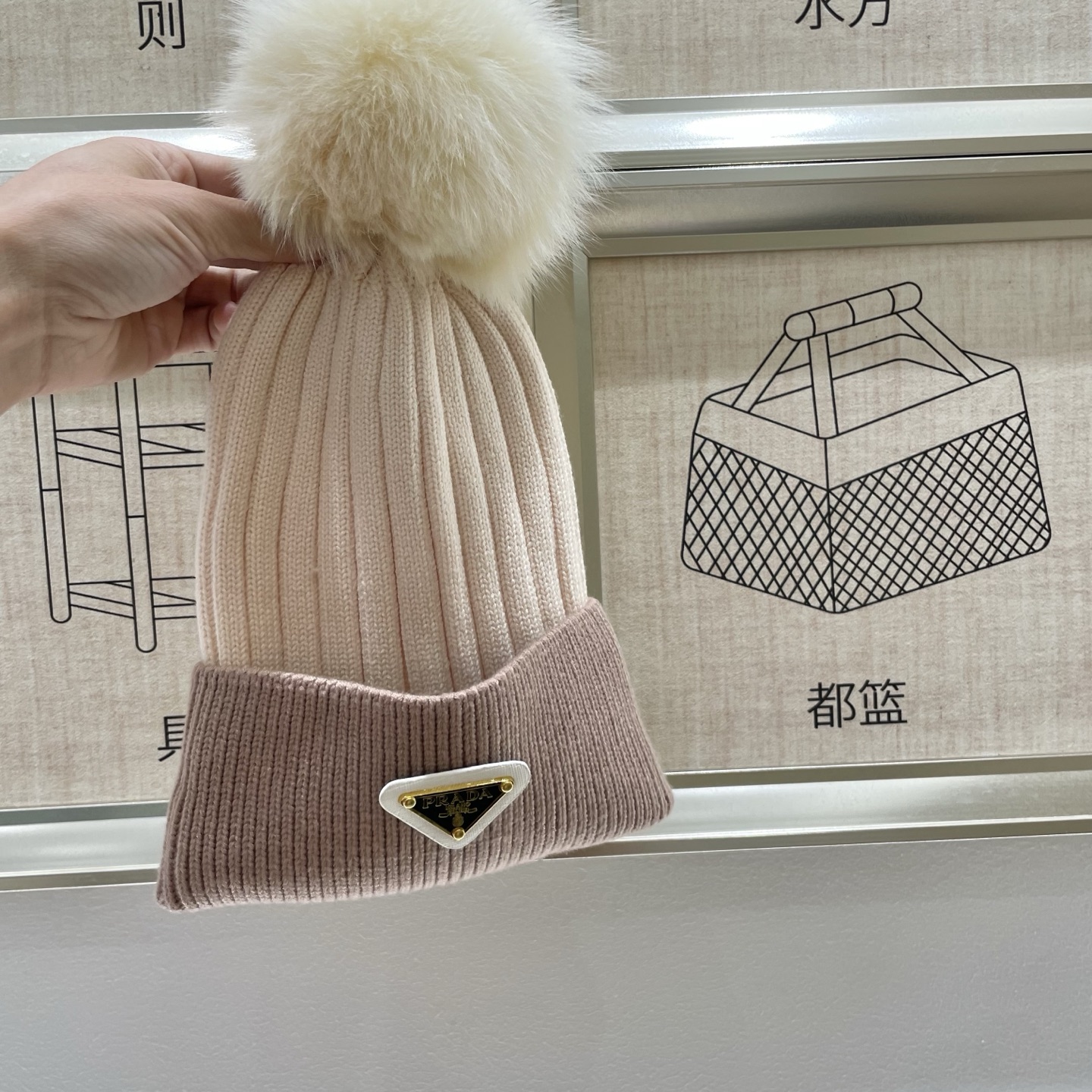  🧢普拉达PRADA👒 秋冬新款配狐狸毛球专柜针织毛线帽，超火爆💖质感一流，出街超好搭配！减龄神器