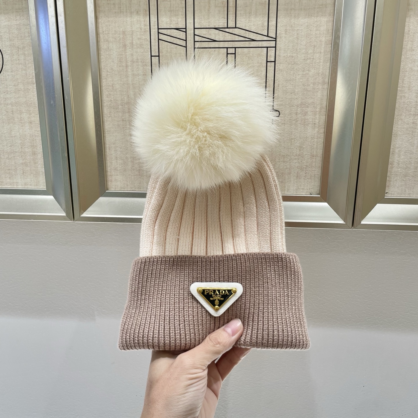  🧢普拉达PRADA👒 秋冬新款配狐狸毛球专柜针织毛线帽，超火爆💖质感一流，出街超好搭配！减龄神器