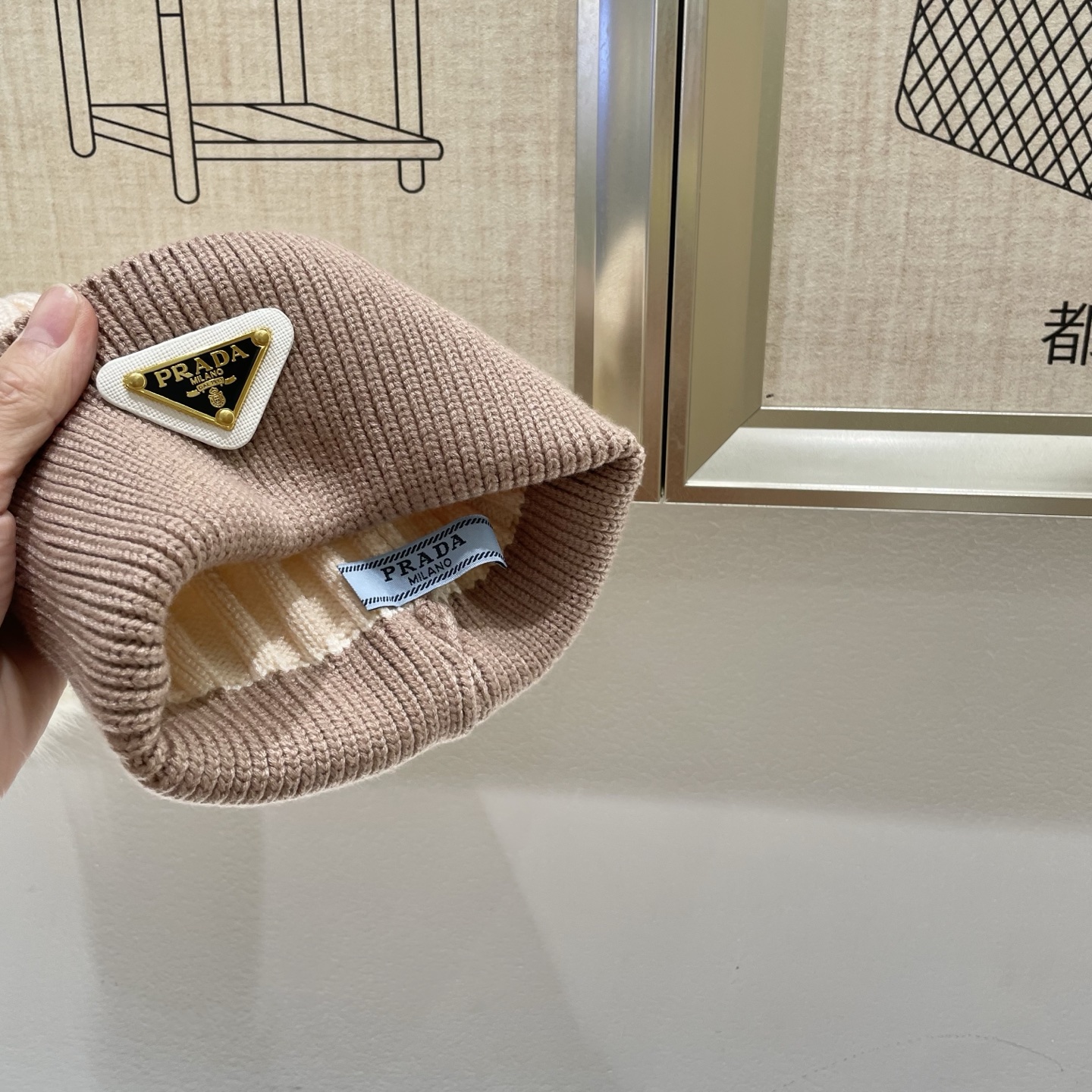  🧢普拉达PRADA👒 秋冬新款配狐狸毛球专柜针织毛线帽，超火爆💖质感一流，出街超好搭配！减龄神器