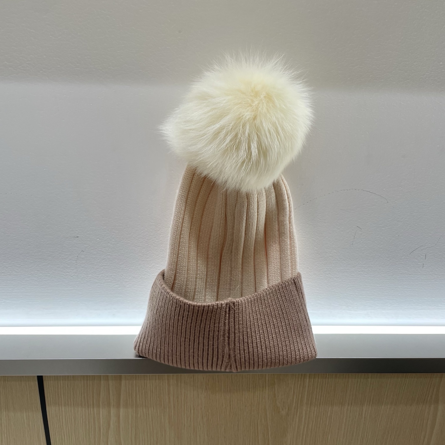  🧢普拉达PRADA👒 秋冬新款配狐狸毛球专柜针织毛线帽，超火爆💖质感一流，出街超好搭配！减龄神器