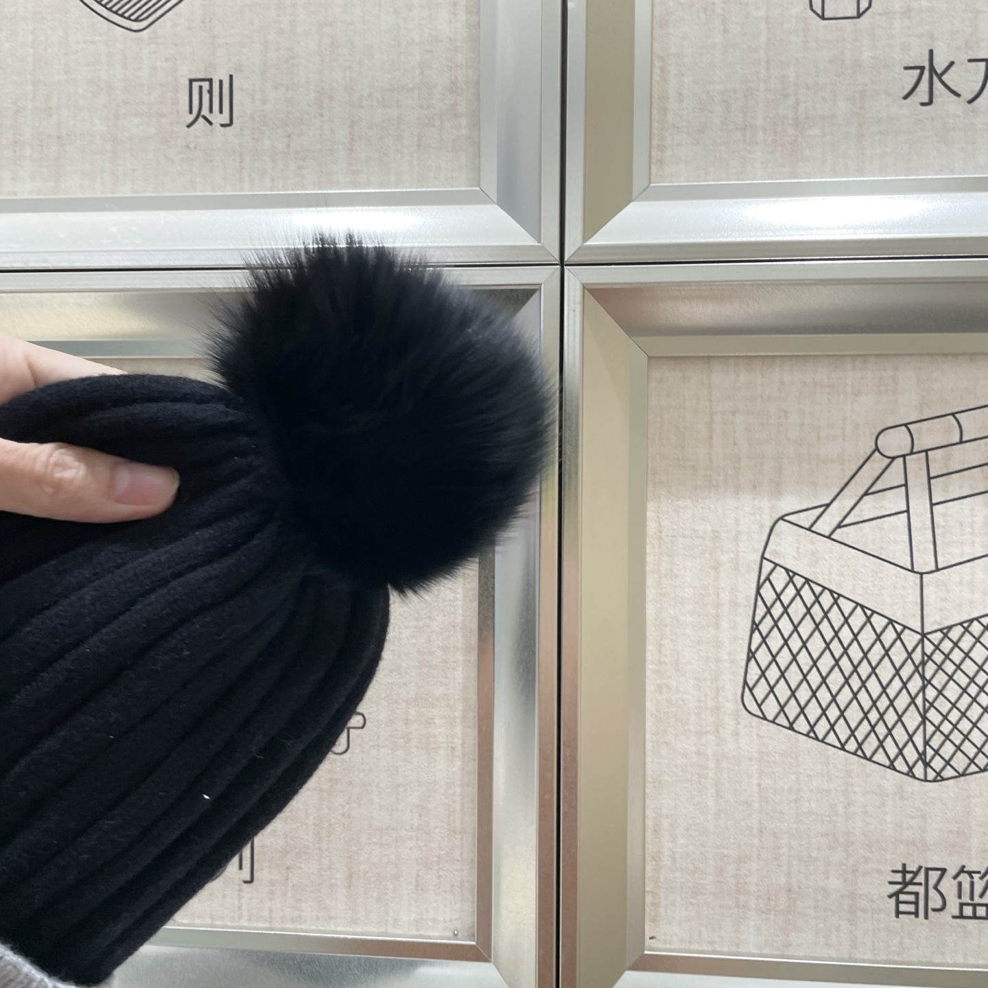  🧢普拉达PRADA👒 秋冬新款配狐狸毛球专柜针织毛线帽，超火爆💖质感一流，出街超好搭配！减龄神器