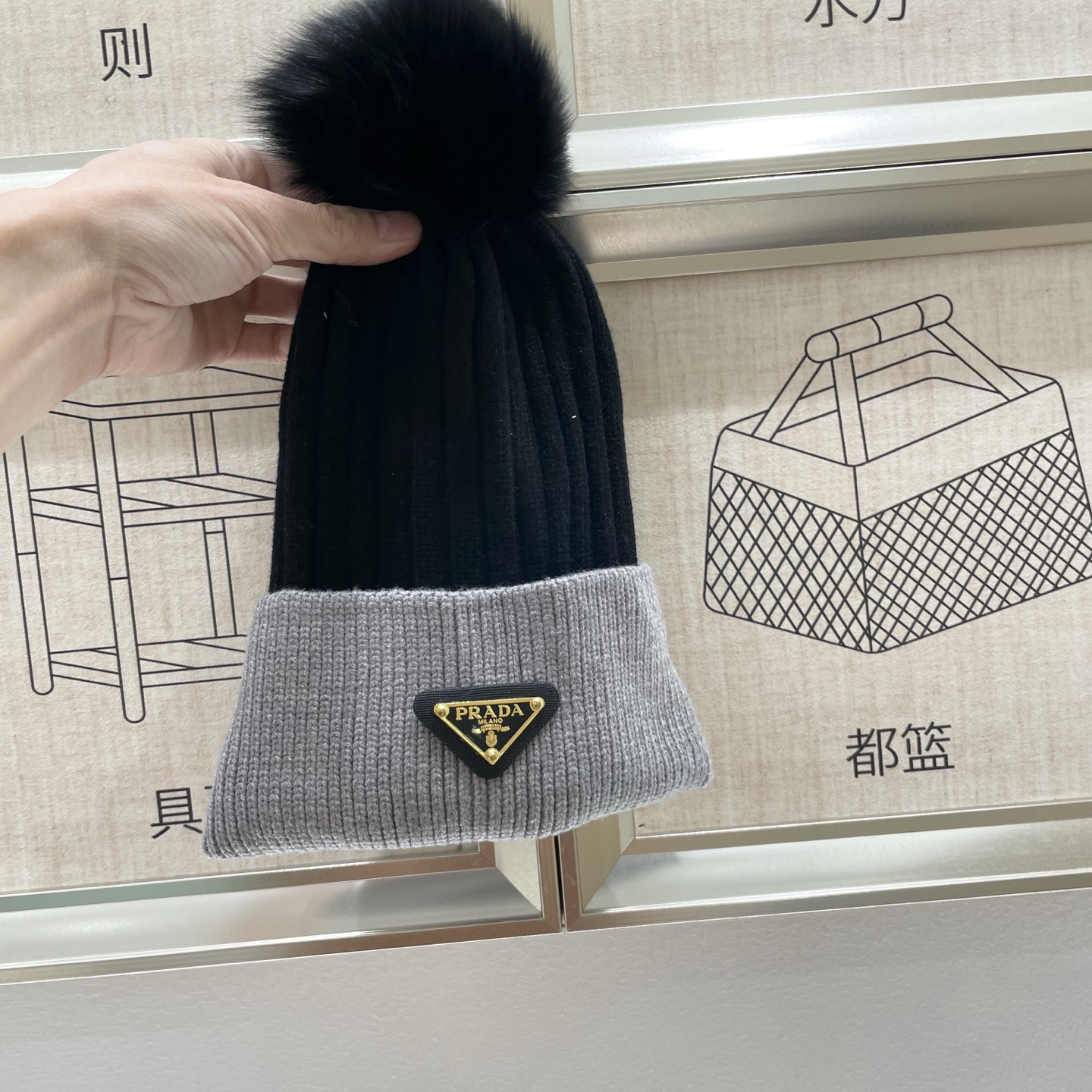  🧢普拉达PRADA👒 秋冬新款配狐狸毛球专柜针织毛线帽，超火爆💖质感一流，出街超好搭配！减龄神器