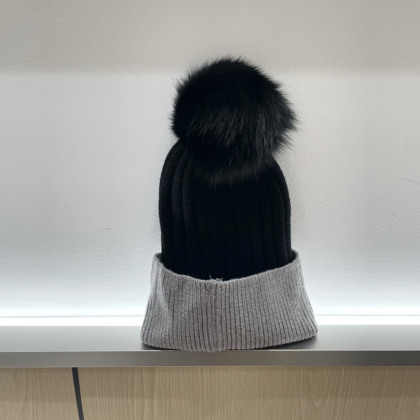  🧢普拉达PRADA👒 秋冬新款配狐狸毛球专柜针织毛线帽，超火爆💖质感一流，出街超好搭配！减龄神器