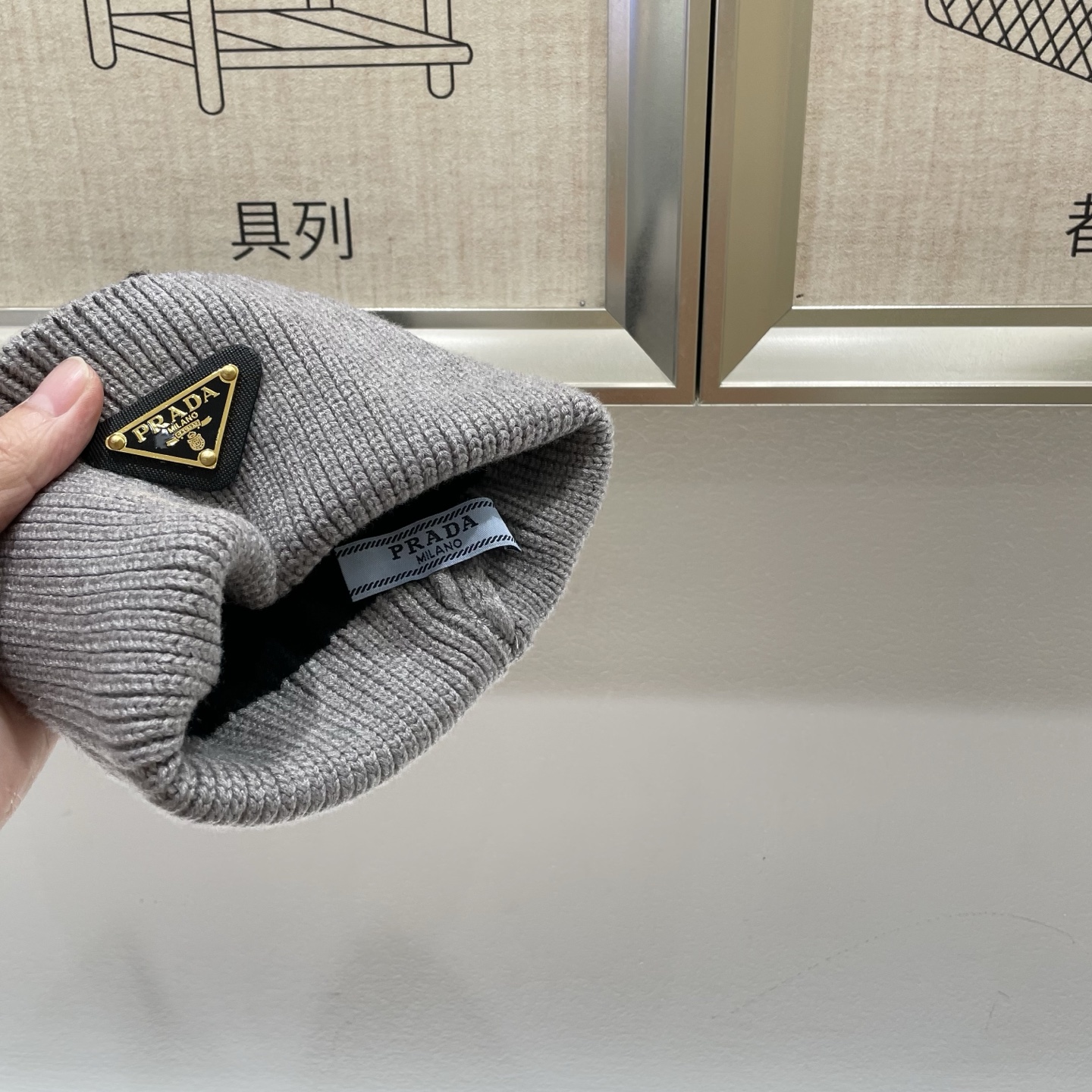  🧢普拉达PRADA👒 秋冬新款配狐狸毛球专柜针织毛线帽，超火爆💖质感一流，出街超好搭配！减龄神器