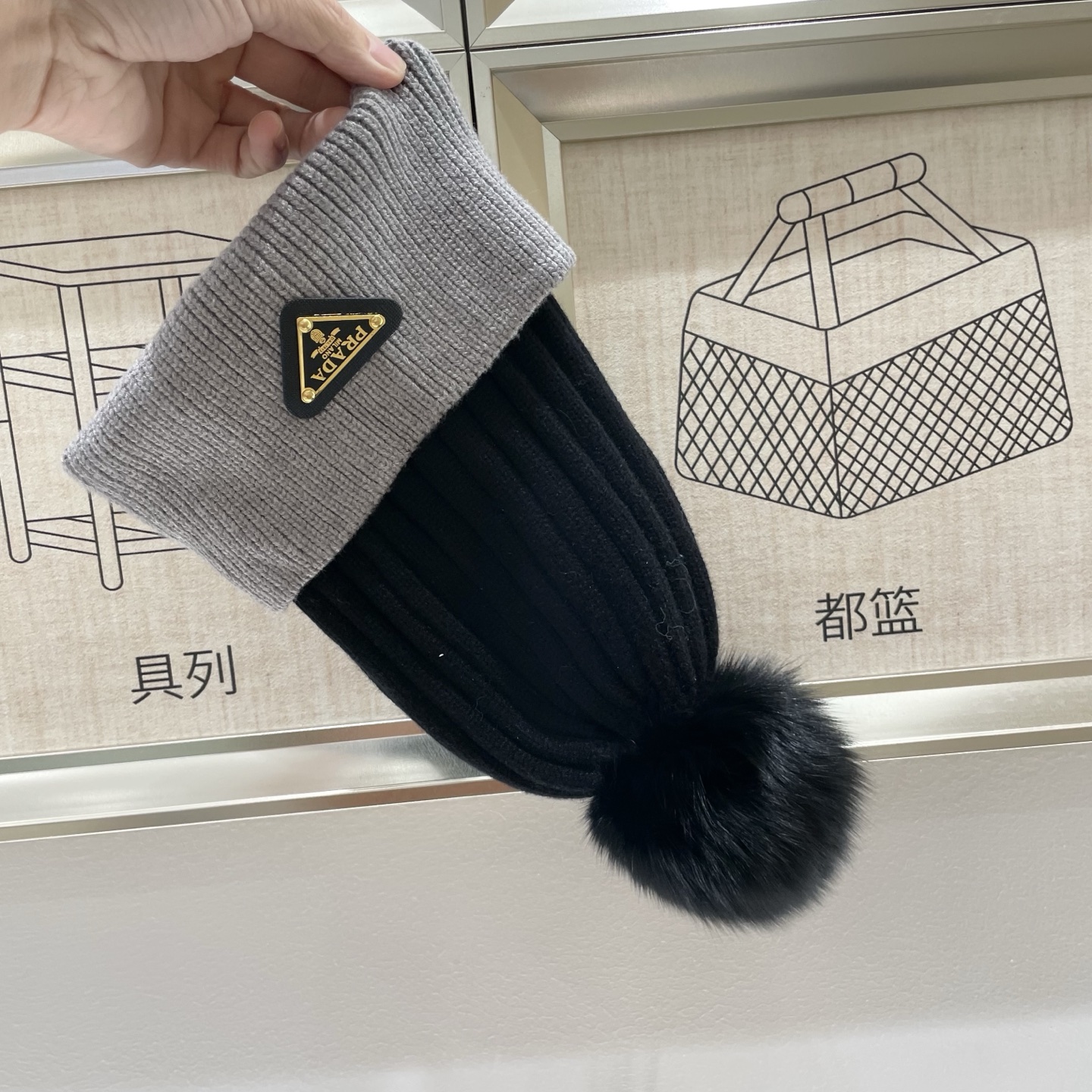  🧢普拉达PRADA👒 秋冬新款配狐狸毛球专柜针织毛线帽，超火爆💖质感一流，出街超好搭配！减龄神器