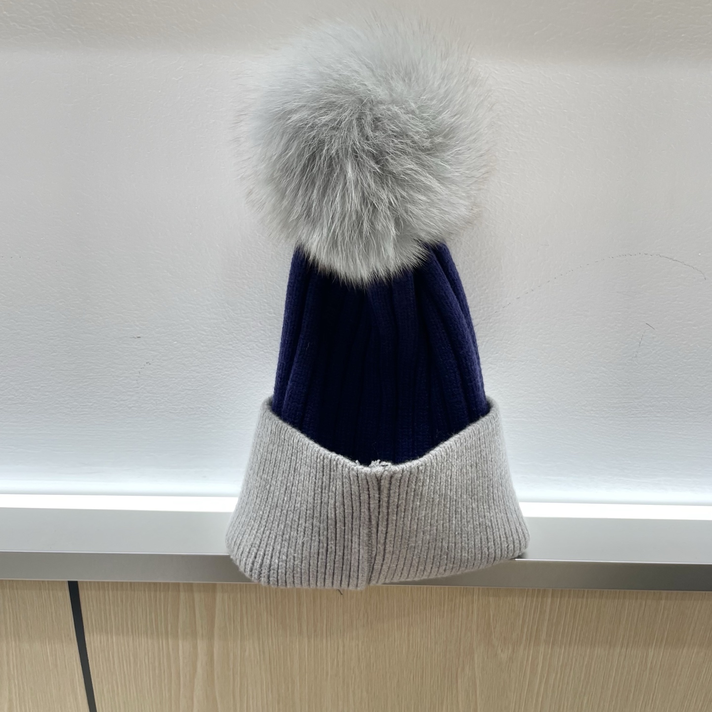  🧢普拉达PRADA👒 秋冬新款配狐狸毛球专柜针织毛线帽，超火爆💖质感一流，出街超好搭配！减龄神器