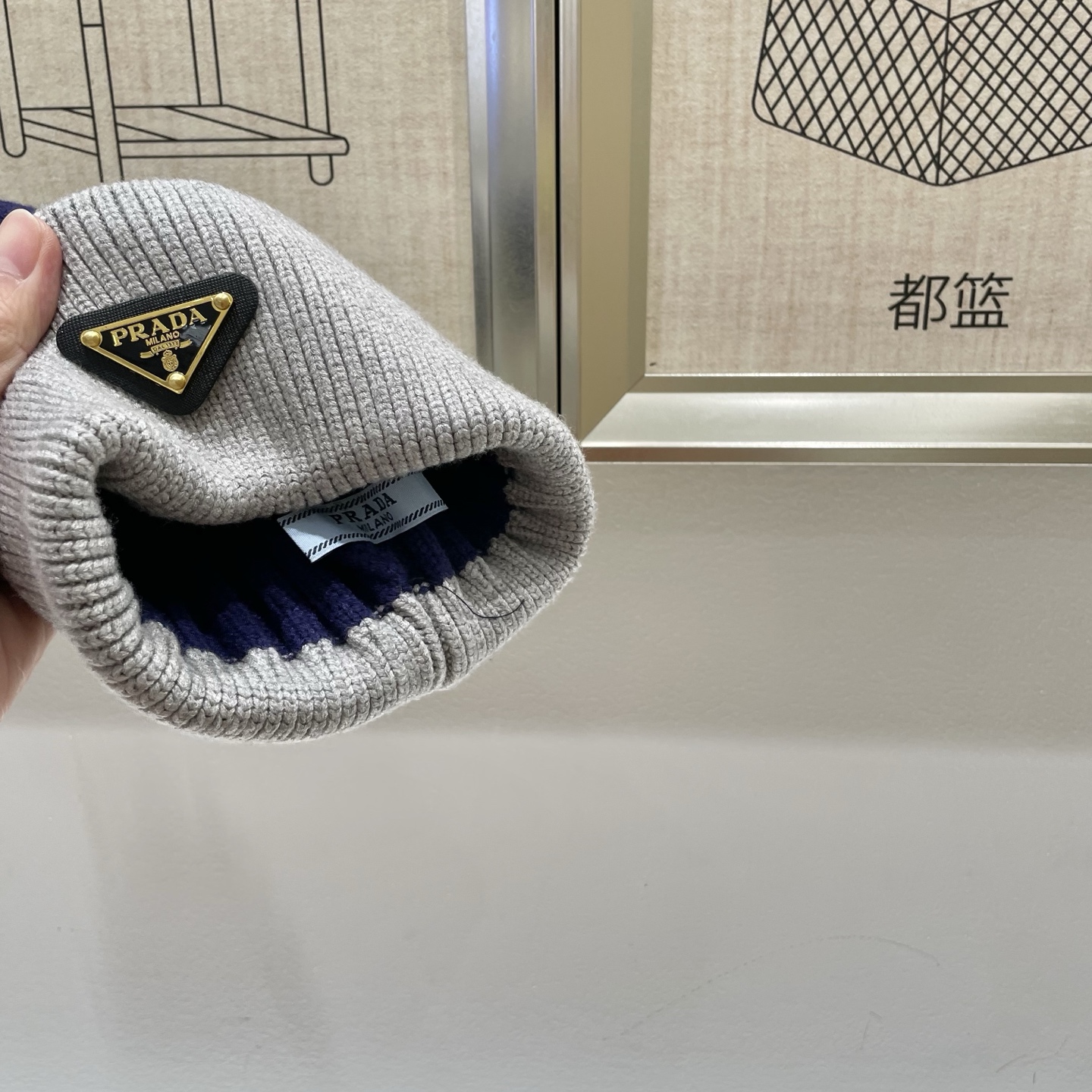  🧢普拉达PRADA👒 秋冬新款配狐狸毛球专柜针织毛线帽，超火爆💖质感一流，出街超好搭配！减龄神器