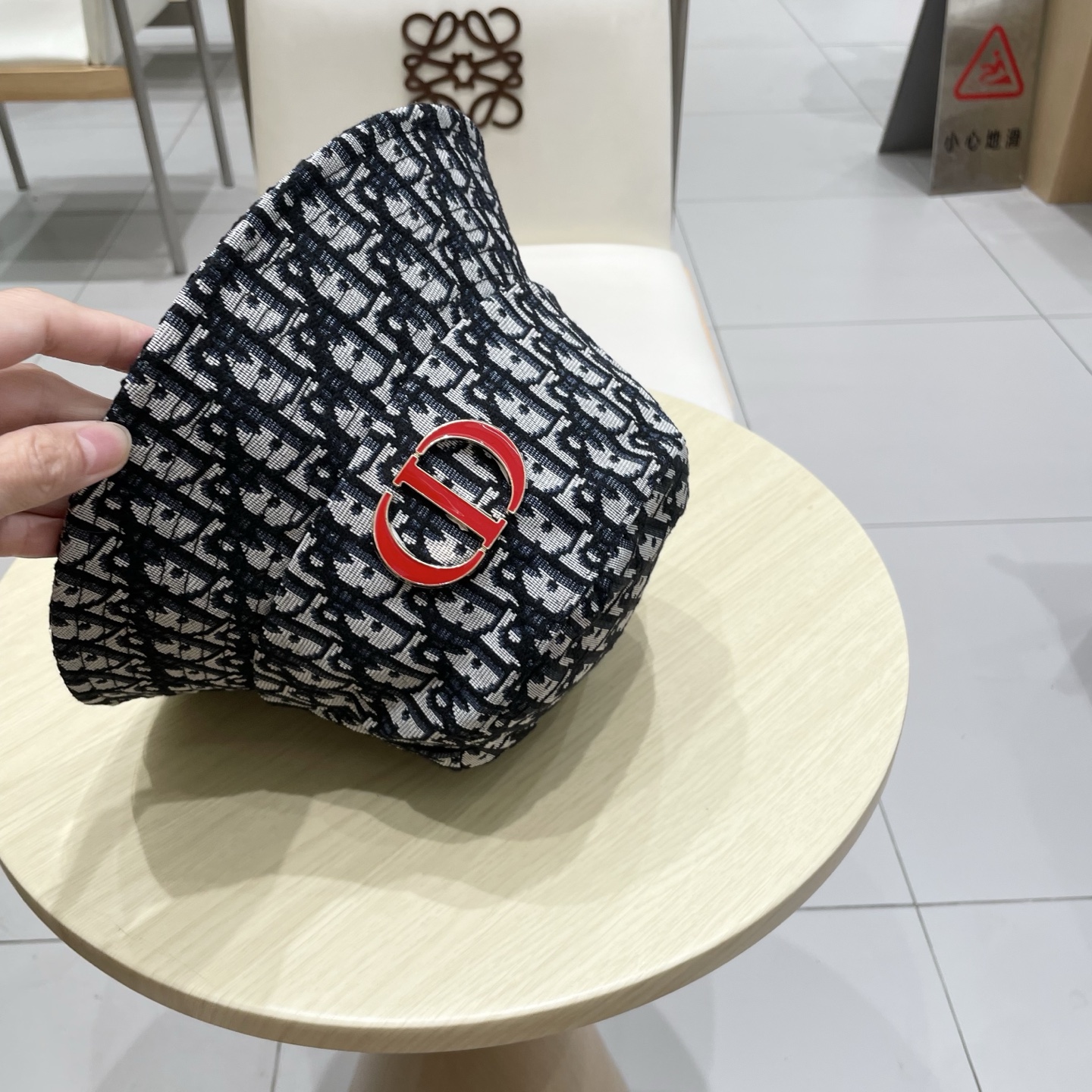  Dior 迪奥 新款原单渔夫帽， 精致純也格调很有感觉，很酷很时尚，专柜断货热门，质量超赞