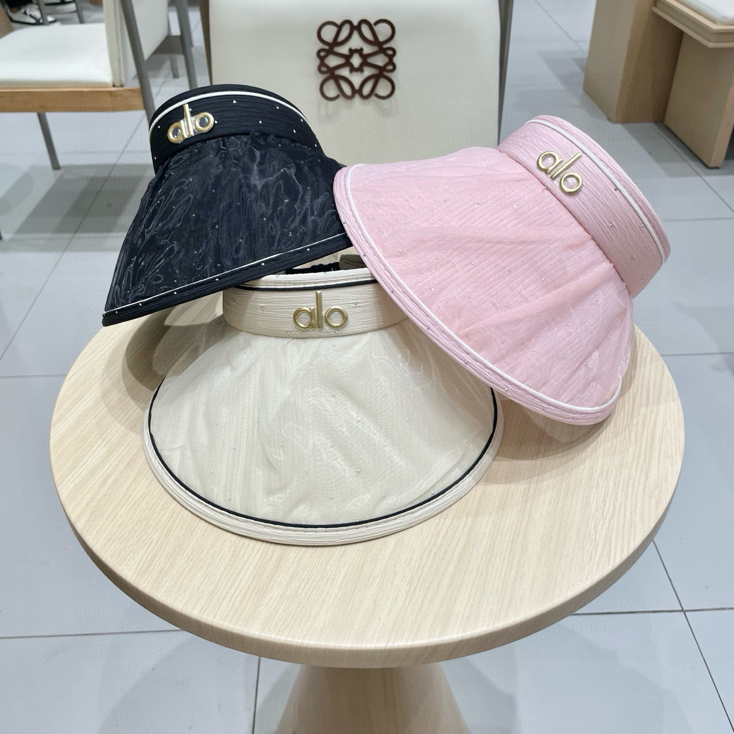 alo新款空顶帽
定制超薄纯棉面料，简约时尚更透气，最新版的大全套辅料，
现货秒发