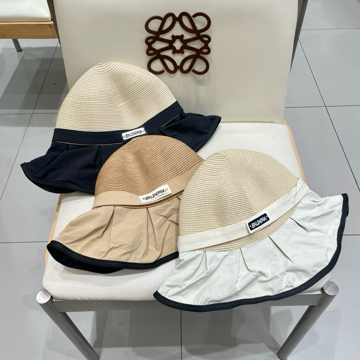  BALENCIAGA巴黎世家夏季防晒帽女子2025新款出游防紫外线大檐遮阳脸蝴蝶结太阳渔夫帽