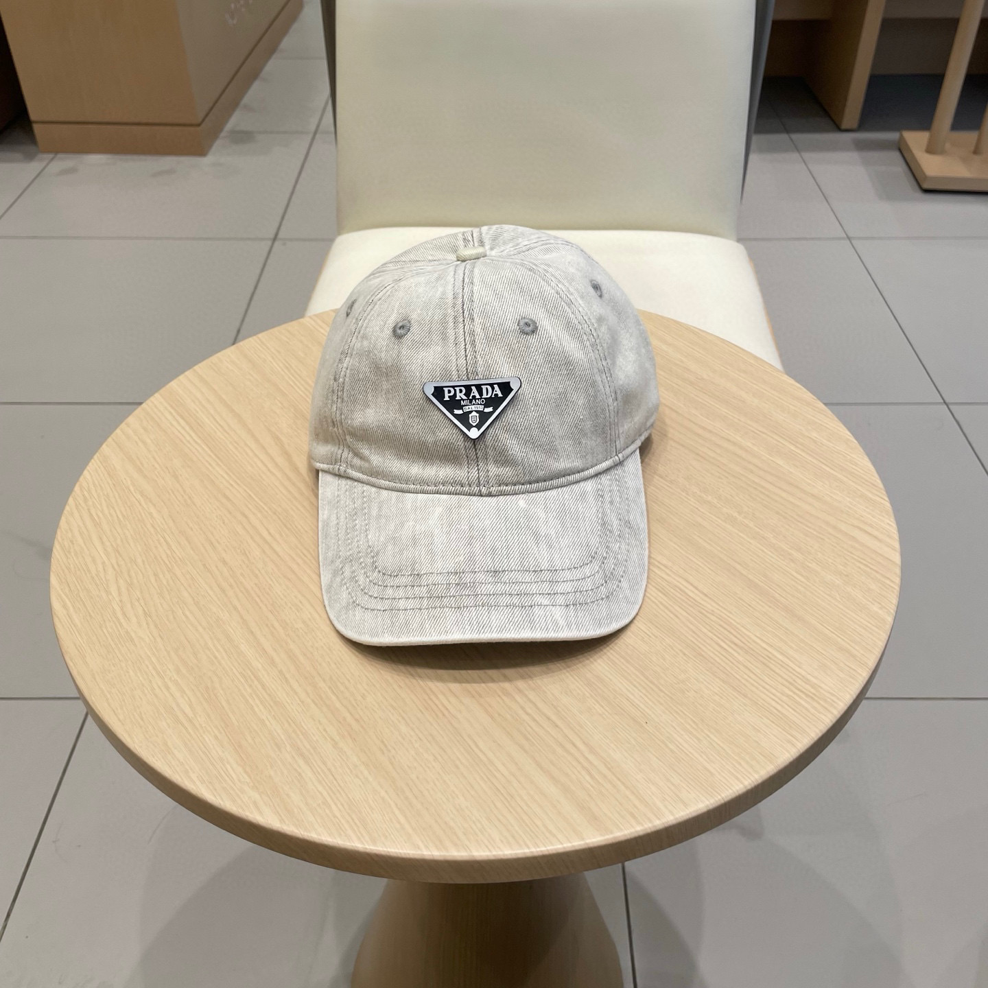  PRADA普拉达春夏新款高品质棒球帽
定制面料，手感好到赞！分分钟完胜市场版本！
 