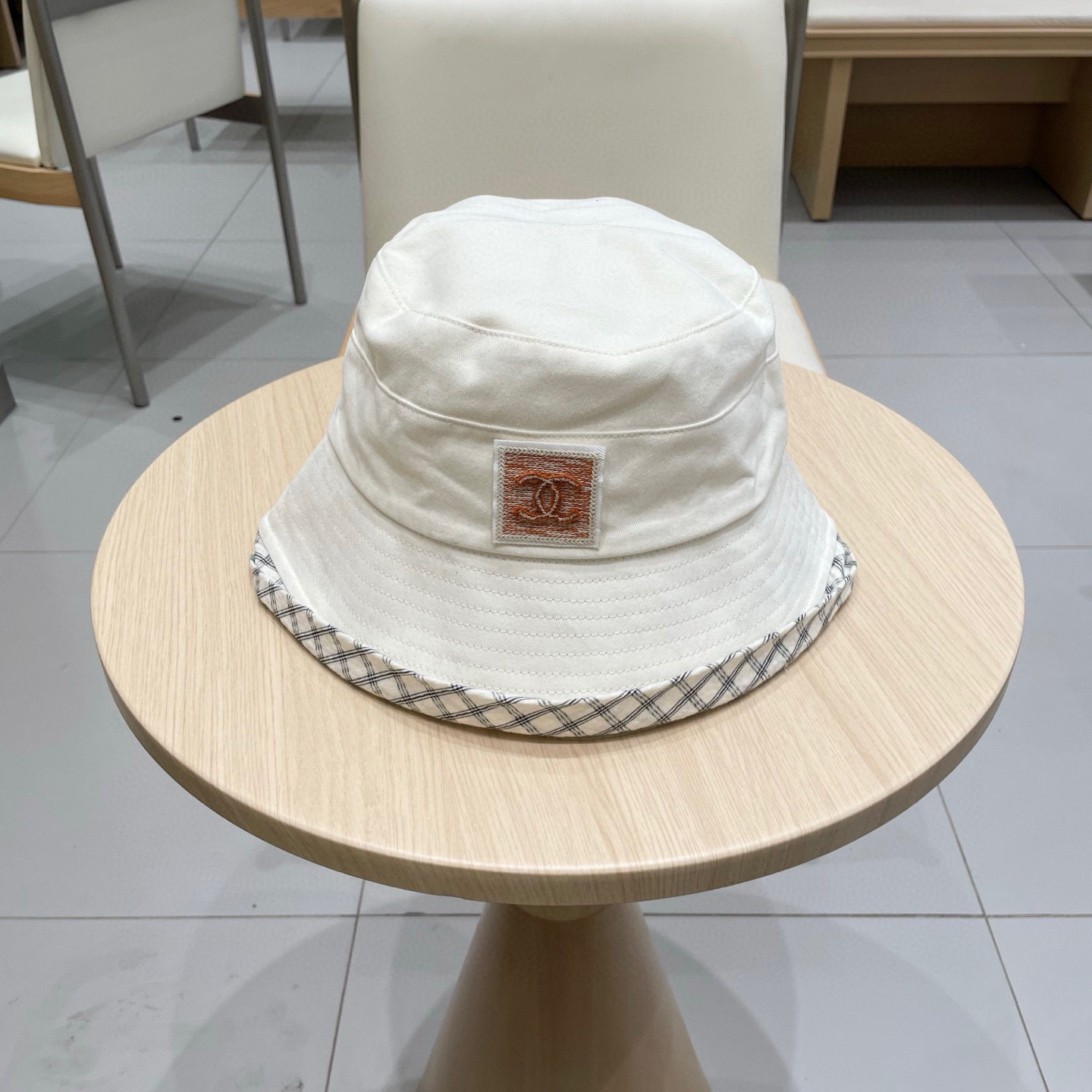  CHANEL香奈儿新款复古款渔夫帽🔸 节假日旅游带它出去美美哒❕  中古款哟.这种帽子不容易撞款 😬 
