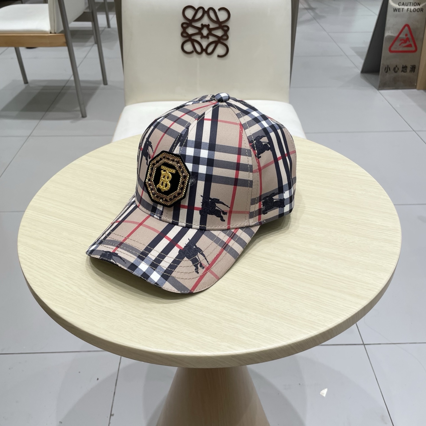  Burberry（巴宝莉）立体绣，原单棒球帽  专柜热卖款纯棉内里，轻盈透气。完美版型，对格精准无误，