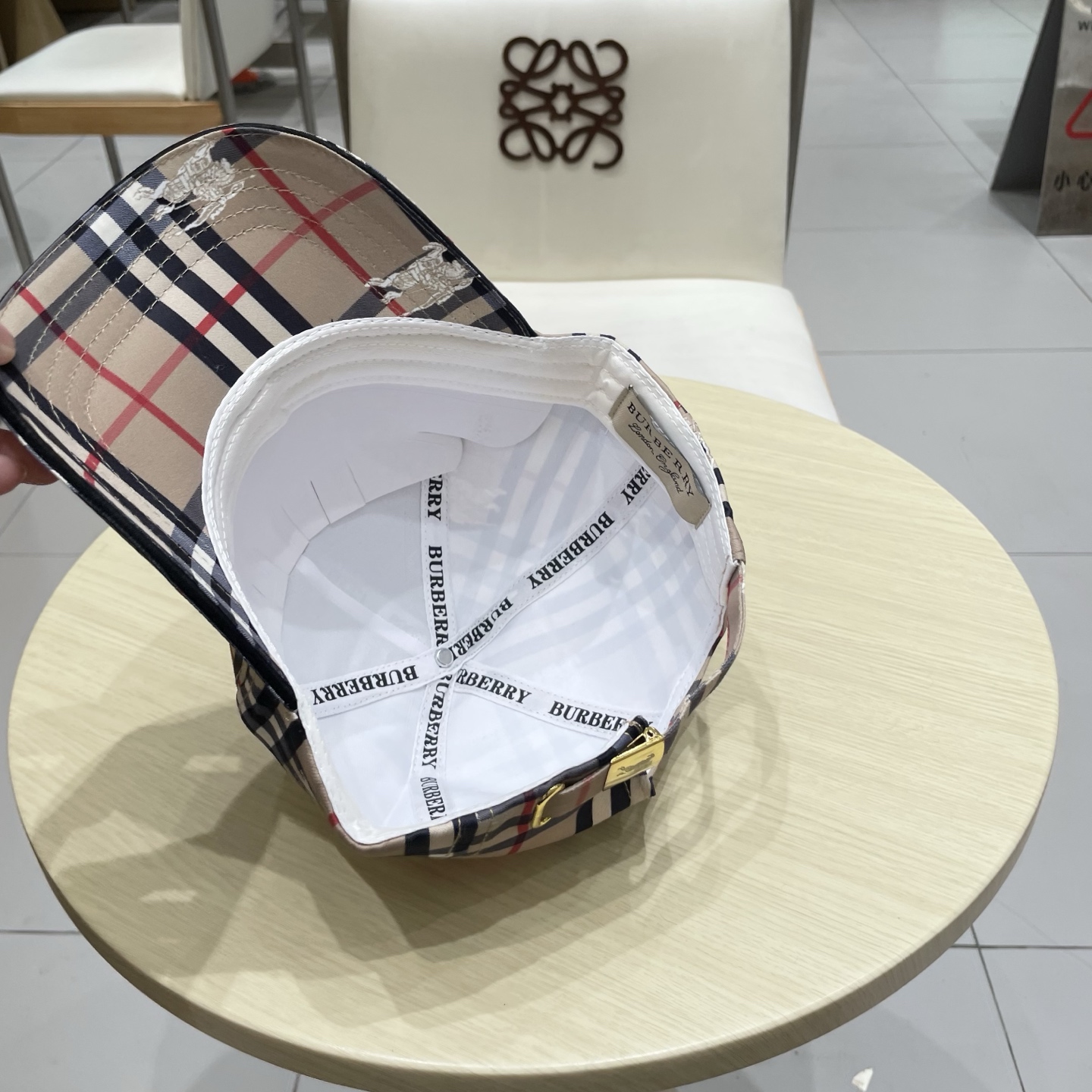  Burberry（巴宝莉）立体绣，原单棒球帽  专柜热卖款纯棉内里，轻盈透气。完美版型，对格精准无误，