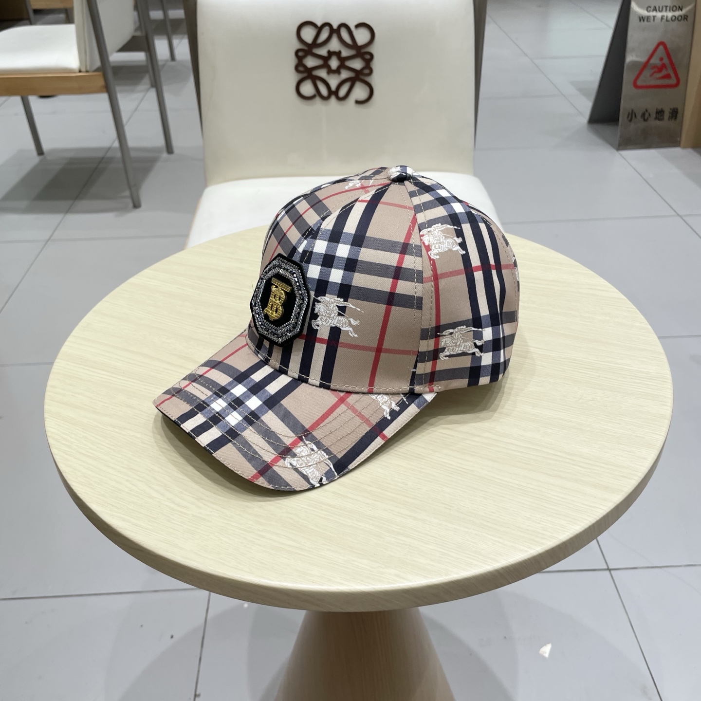  Burberry（巴宝莉）立体绣，原单棒球帽  专柜热卖款纯棉内里，轻盈透气。完美版型，对格精准无误，