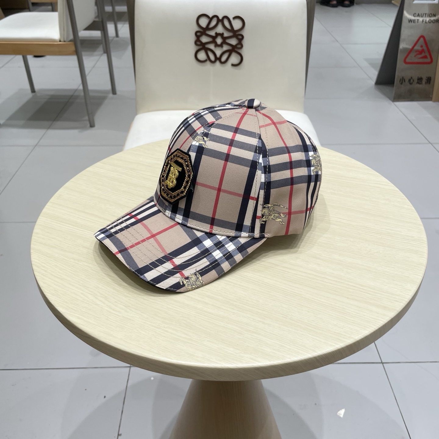  Burberry（巴宝莉）立体绣，原单棒球帽  专柜热卖款纯棉内里，轻盈透气。完美版型，对格精准无误，