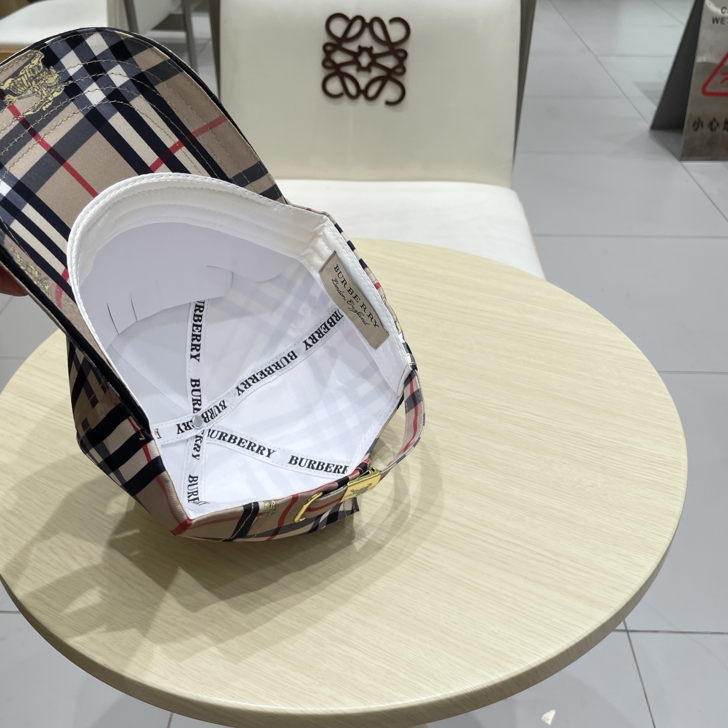  Burberry（巴宝莉）立体绣，原单棒球帽  专柜热卖款纯棉内里，轻盈透气。完美版型，对格精准无误，