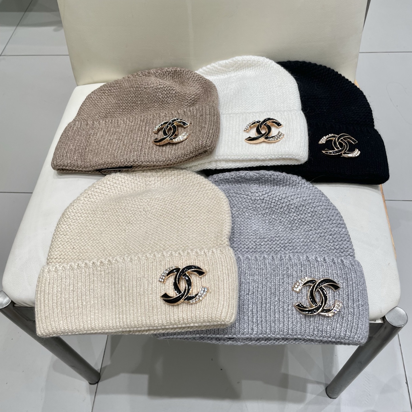  蒙口MONCLER高品质毛球针织兔羊毛毛线帽
超经典不过时的一款秋冬冷帽🥶
懂货的小姐姐必入款，帽型质