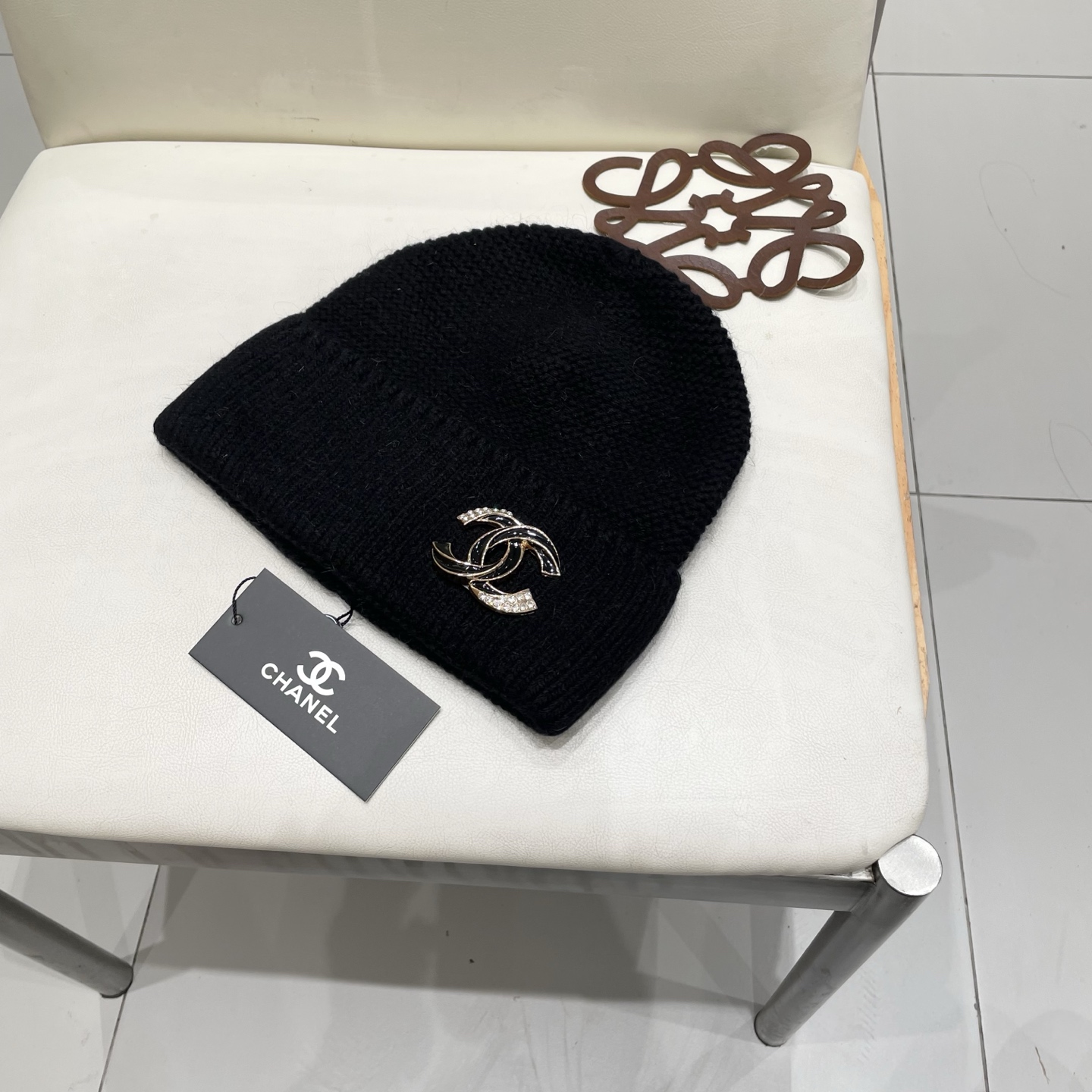  蒙口MONCLER高品质毛球针织兔羊毛毛线帽
超经典不过时的一款秋冬冷帽🥶
懂货的小姐姐必入款，帽型质